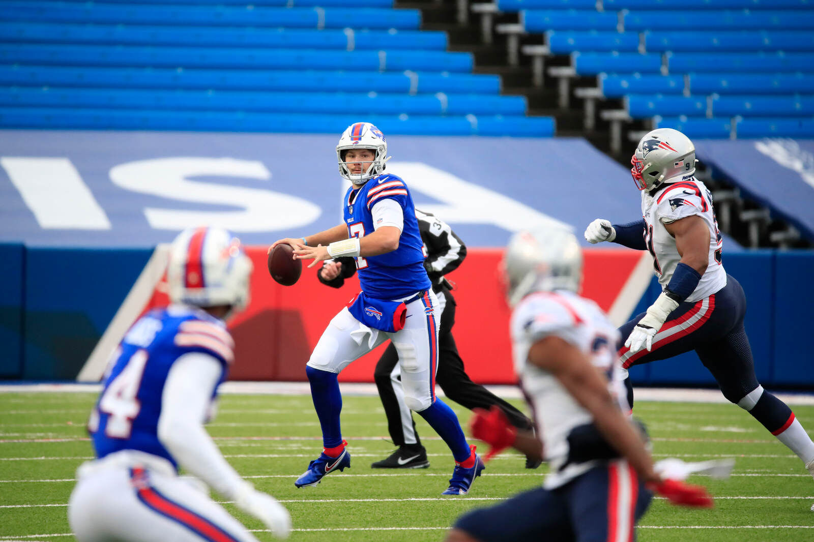 Allen looks to pass